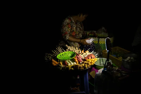 Azjatka Sprzedająca Jedzenie Ulicy Nocy Przetworzone Jedzenie Kiełbaski Kebaby Wyświetlane — Zdjęcie stockowe