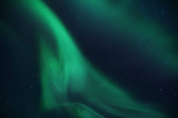 在挪威北冰洋的克瓦洛亚 夜空中闪烁着令人惊叹的北极光 — 图库照片