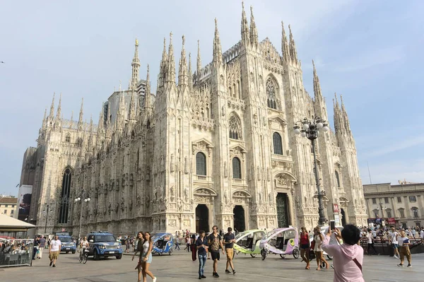 Милан Италия Сентября 2019 Года Миланский Собор Туристы Захваченные Солнечный — стоковое фото