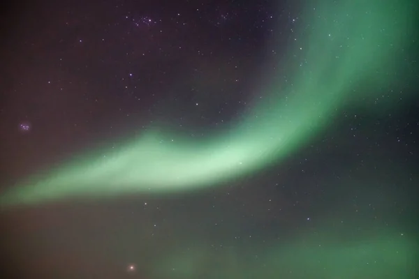 在挪威北冰洋的克瓦洛亚 夜空中闪烁着令人惊叹的北极光 — 图库照片