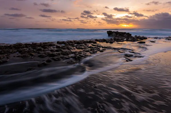 Eine Langzeitbelichtungsaufnahme Der Meereslandschaft Und Der Strandfelsen Bei Sonnenuntergang — Stockfoto