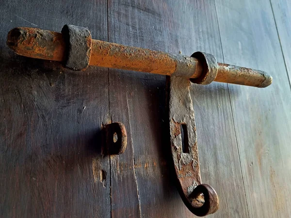 Sebuah Kunci Tua Pada Pintu Benteng — Stok Foto