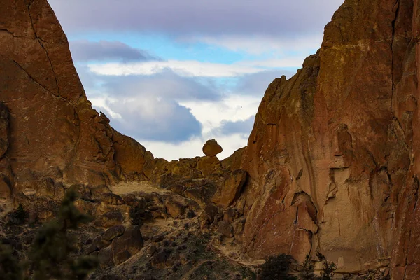 Egy Érdekes Sziklaképződés Oregoni Smith Rock Állami Parkban — Stock Fotó