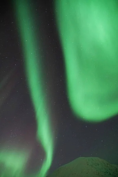 从挪威Kvaloya地区Kattfjorden看Aurora Borealis迷人的景象 — 图库照片