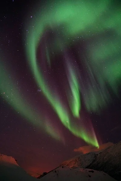 Захватывающий Вид Aurora Borealis Над Заснеженной Горой Квалой Арктический Регион — стоковое фото