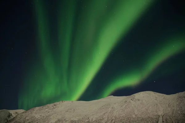 Μια Μαγευτική Θέα Του Βόρειου Aurora Πάνω Από Βουνό Στην — Φωτογραφία Αρχείου