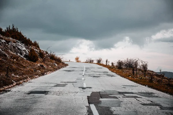 Пустая Дорога Туманный Зимний День — стоковое фото