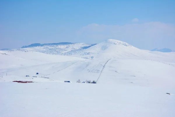 Красивый Зимний Пейзаж Заснеженными Холмами — стоковое фото