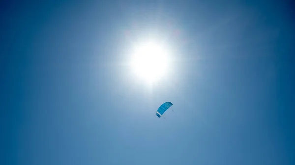 Een Eenzame Paraglider Een Blauwe Hemel Zon Achtergrond — Stockfoto