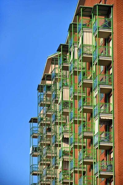 Eine Vertikale Aufnahme Einer Balkonfassade Eines Wohnhauses Bei Blauem Himmel — Stockfoto
