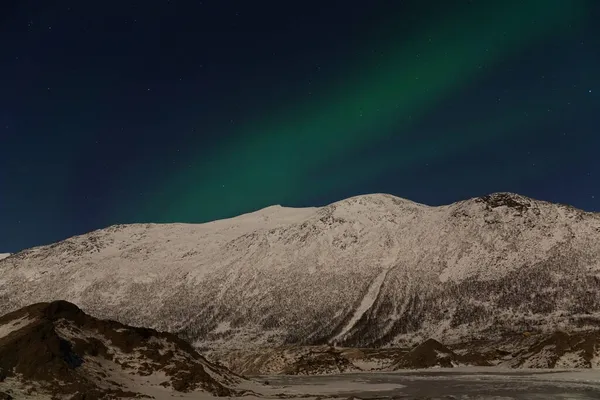 Krásná Aurora Borealis Zelená Světla Přes Zasněženou Horu Kvaloya Arktické — Stock fotografie