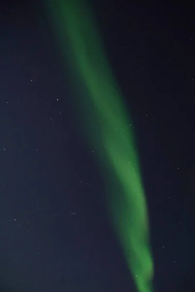 Éjszakai Csillagos Hipnotizáló Aurora Borealis Zöld Fény Kvaloya Sarkvidéki Régió — Stock Fotó