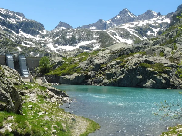 Rivière Entourée Montagnes Enneigées Des Pyrénées National Dans Parc France — Photo