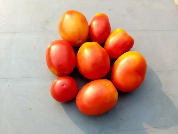 Zbliżenie Ujęcie Świeżych Pomidorów Szarym Stole — Zdjęcie stockowe