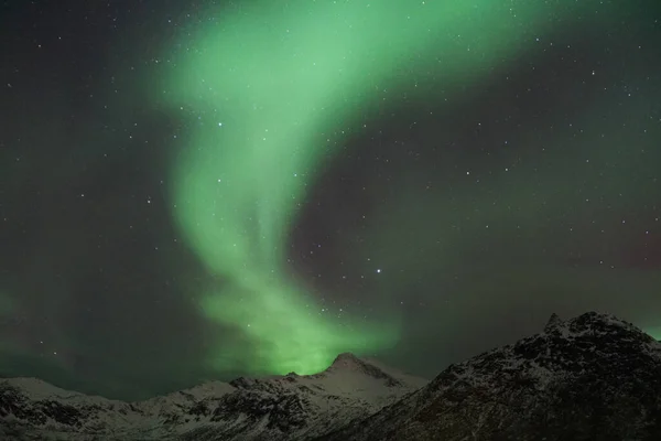 Cielo Estrellado Nocturno Con Luces Aurora Borealis Sobre Una Montaña —  Fotos de Stock