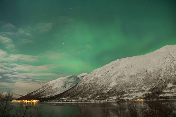 Aurora Boreale Sulle Acque Montagna Lago Kvaloya Regione Artica Norvegia — Foto Stock