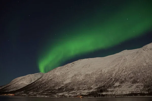 ノルウェーの北極圏 クヴァロヤの雪に覆われた山の上のオーロラの息をのむような景色 — ストック写真