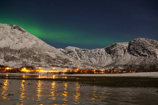 Den Hisnande Aurora Borealis Över Fjäll Och Sjövatten Kvaloya Arktis — Stockfoto