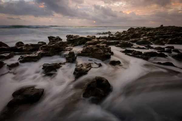 Uma Longa Exposição Das Rochas Mar Praia Pôr Sol — Fotografia de Stock
