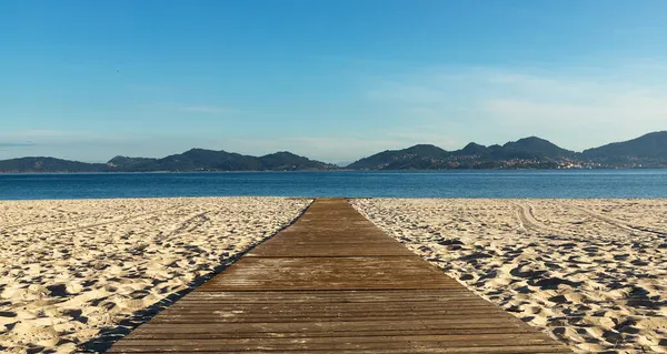 ビーチでの木製の歩道の美しい景色 — ストック写真