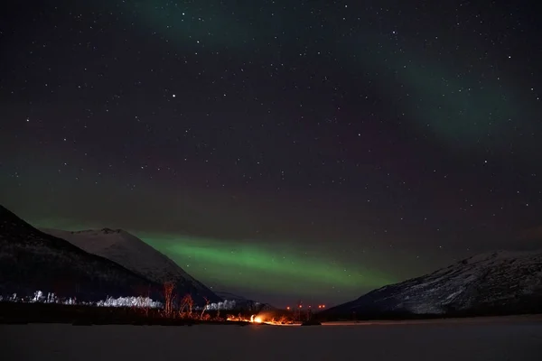 Захватывающая Дух Aurora Borealis Над Горной Озерной Водой Квалой Арктический — стоковое фото
