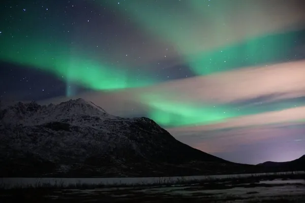 Het Prachtige Aurora Borealis Groene Licht Een Besneeuwde Berg Kvaloya — Stockfoto