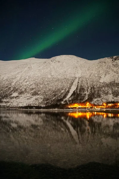 Het Adembenemende Aurora Borealis Boven Het Berg Meerwater Kvaloya Arctisch — Stockfoto