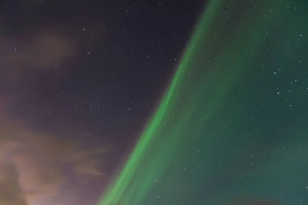 Een Nacht Sterrenhemel Met Aurora Borealis Prachtige Groene Lichten Kvaloya — Stockfoto