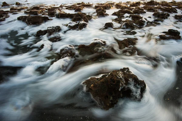 Длительная Экспозиция Пляжных Скал Морских Вод — стоковое фото