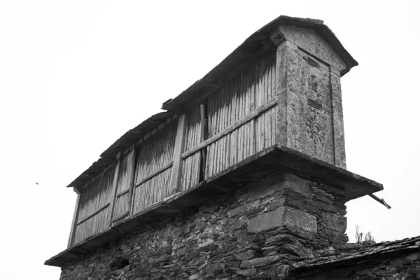 Die Graustufenaufnahme Des Alten Rustikalen Holzgebäudes Camino Santiago Lugo Galicien — Stockfoto