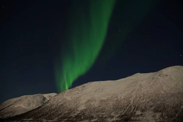Una Vista Ipnotizzante Dell Aurora Boreale Sulla Montagna Kvaloya Regione — Foto Stock