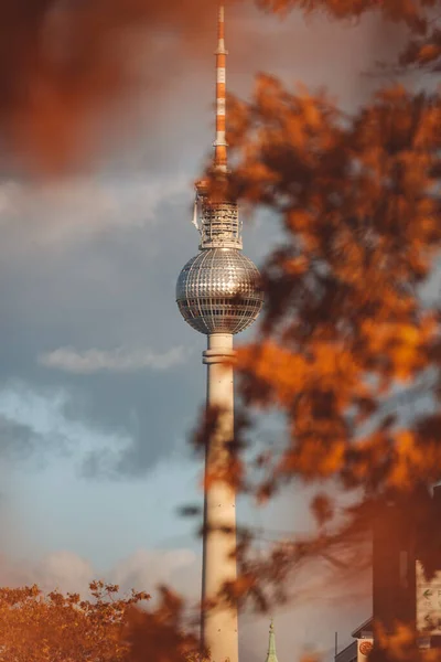 Eine Vertikale Aufnahme Des Fernsehturms Von Stankino Der Mit Roten — Stockfoto