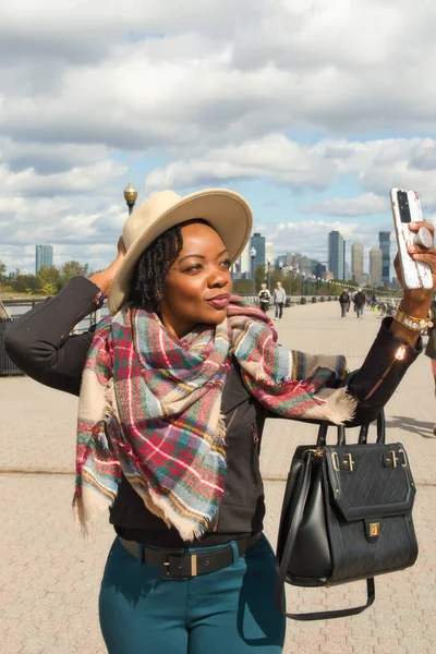Een Zwarte Afrikaanse Vrouw Neemt Een Selfie Een Heldere Zonnige — Stockfoto