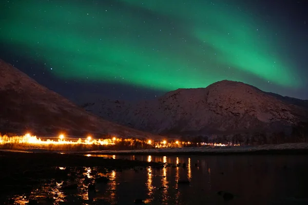 Het Adembenemende Aurora Borealis Boven Het Berg Meerwater Kvaloya Arctisch — Stockfoto