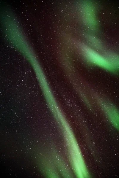 在挪威北冰洋的克瓦洛亚 夜空中闪烁着北极光 美丽的绿色灯光 — 图库照片
