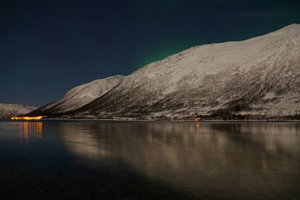 ノルウェーの北極圏のKvaloyaの山と湖の水の上の息をのむようなオーロラ — ストック写真