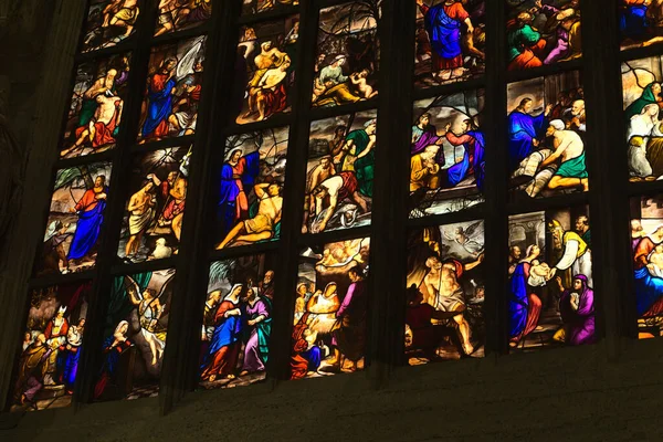 Italia Syys 2019 Milanon Katedraalin Maalatun Lasi Ikkunataiteen Matala Kulma — kuvapankkivalokuva