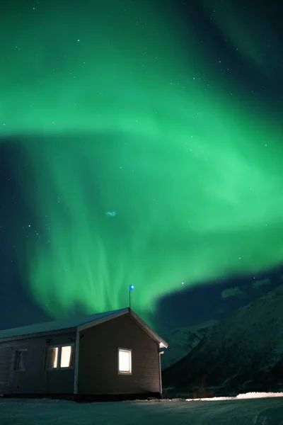 Úchvatný Výhled Auroru Borealis Nad Domkem Polární Oblasti Kvaloya Norsku — Stock fotografie