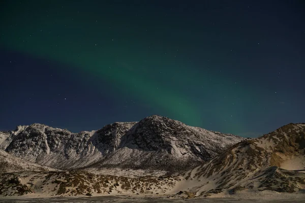 Het Prachtige Aurora Borealis Groene Licht Een Besneeuwde Berg Kvaloya — Stockfoto