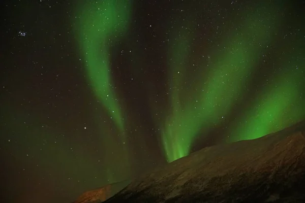 从挪威Kvaloya地区Kattfjorden看Aurora Borealis迷人的景象 — 图库照片