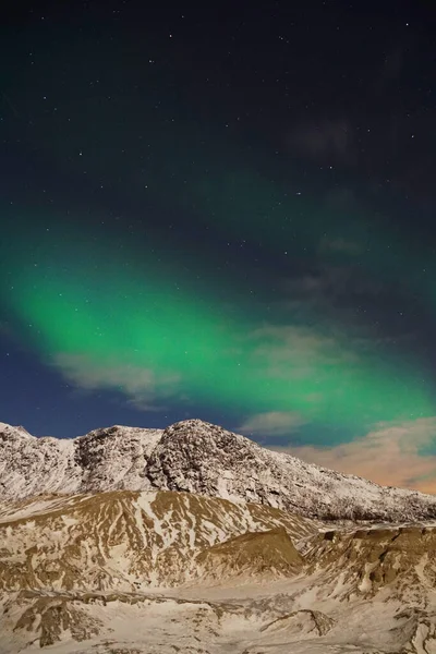 노르웨이의 지역인크 발로야에 눈덮인 북극광을 바라보는 오로라의 — 스톡 사진