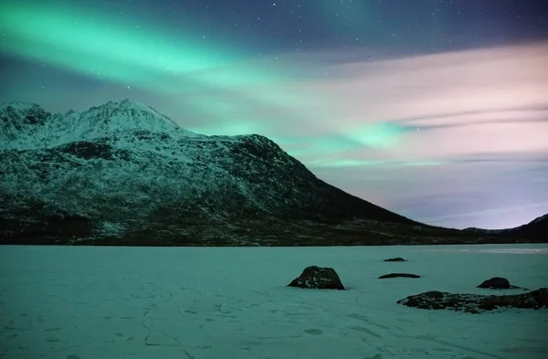 挪威北冰洋克瓦洛亚雪山的夜空中闪烁着北极光 — 图库照片
