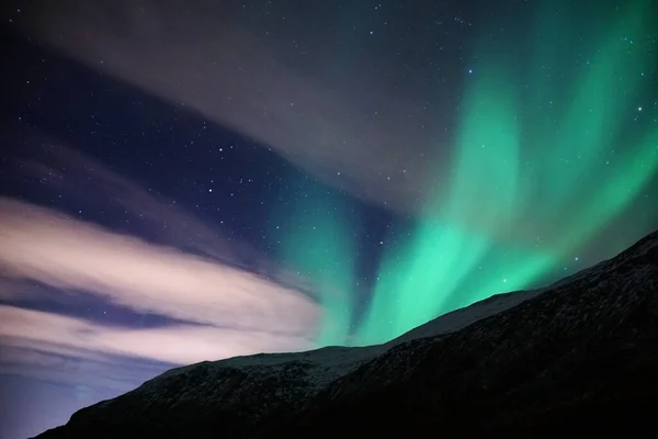 Красивые Зеленые Огни Aurora Borealis Над Заснеженной Горой Квалой Арктический — стоковое фото