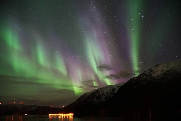 Hisnande Utsikt Över Aurora Borealis Över Ett Snöigt Berg Kvaloya — Stockfoto