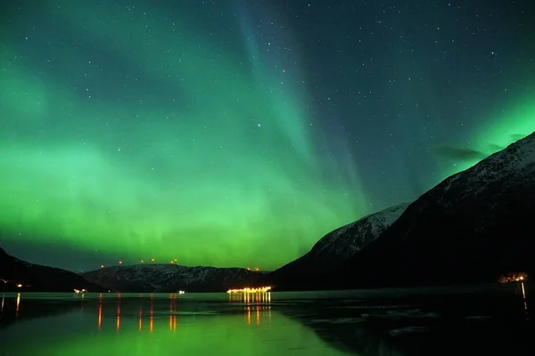 令人叹为观止的Aurora Borealis俯瞰了挪威北冰洋Kvaloya的高山和湖水 — 图库照片