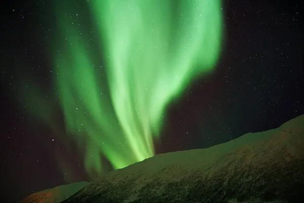 Una Vista Fascinante Aurora Boreal Sobre Montaña Kvaloya Región Ártica —  Fotos de Stock