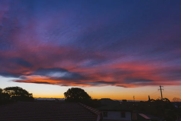 Krajina Domů Pod Zataženou Oblohou Během Krásného Západu Slunce Večer — Stock fotografie