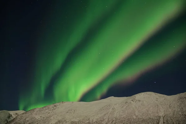 Una Vista Mozzafiato Dell Aurora Boreale Una Montagna Innevata Kvaloya — Foto Stock