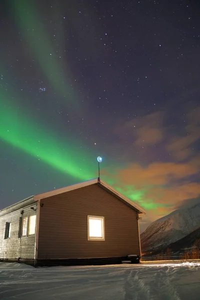 Aurora Borealis Nad Malým Domkem Kvaloya Arktické Oblasti Norsku — Stock fotografie