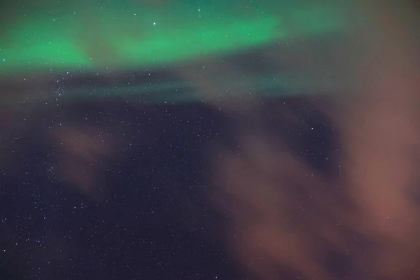 Norveç Arktik Bölgesinde Kvaloya Yıldızlı Gökyüzünde Aurora Borealis Nefes Kesici — Stok fotoğraf